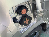 サクラの充電は運転席側リアドアすぐ左にございます。ご自宅等の普通充電口と屋外等の急速充電口があります。大きさも異なるためわかりやすいです。