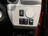 【運転を優しくサポート】障害物を知らせるソナーなどのスイッチが手元に揃っています。手が触れる部分を丁寧に清掃しており、不慣れな方でも安心感を与えてくれる機能です。
