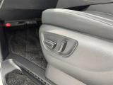 電動パワーシートです。 高級車によく付いてますね。 ポジションを細かく調整、出来るので長時間の運転もリラックスして出来ちゃいますね。