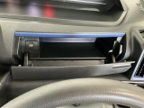 【インパネアッパーボックス】サッと取り出せてサッとしまえる、運転席の目の前にはボックスが装備されております!薄型のボックスティッシュなど収納可能☆