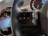 MINIの内装はとにかく『円』に拘ったデザインコンセプトが一目で伝わってきます。これほど円形に拘った車は他に御座いません。伝統のデザイン、トグルスイッチなど遊び心のある内装で御座います。