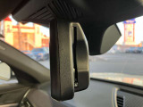 ETC内臓 自動防眩ルームミラー :後続車のライトが反射しても眩しくないように、ミラーの反射率を自動的に調整します。