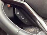 ステアリングのスイッチで通話操作が可能。手を離さずに使えるので安心して運転できます。