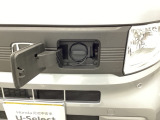 普通充電はフタを直接押し、急速充電は車内のボタンを操作して開け、あとは充電コネクターを差すだけで充電開始します。簡単な充電操作と、フタの開け方を変えることで差し間違いを防げる安心感。