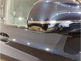 ドアミラーにはLEDウインカーが埋め込まれており、対向車からの視認性を高めております。