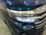 白く明るい光で夜間走行をサポートするLEDヘッドランプを搭載