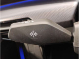 【ハンドル】ドライバーとBMW車の一体感がダイレクトに伝わるステアリングホイール。形状・太さへの拘りに加えて、操作性を高める為にスイッチ類も配置。クイックかつ安定のドライビングを体感下さい!
