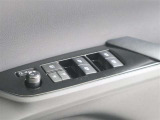 車の基本装備のひとつのパワーウインドウです。オート機能もあって、押し方の強弱で調整も出来ます。