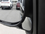 助手席ミラーには、車体左側面の確認ができるサイドアンダーミラーが装備されています。