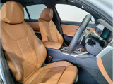 【コックピットシート】BMW車の主役席。車体中央にくる様に配置し車両重心とが一致する事でドライバーと車との一体感あるドライビングを実現。人間工学に基づき形成した形状が長時間のドライブ疲労も軽減します!
