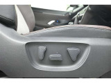 【パワーシート】無段階でシートポジションの調整が可能です。運転しやすいベストポジションを見つけて、快適なドライブを楽しんでください。