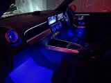 【アンビエントライト】64色の中から、ドア、ダッシュボード、センターコンソールなどのLEDの間接照明が車内空間を上質に彩り、ラグジュアリーな雰囲気を演出します。