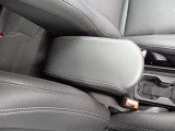 アームレストで長時間の運転をサポート。
