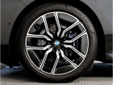 アウトバーンの走行を見据えたBMWの足回りは高い走行性能にこだわりが御座います。
