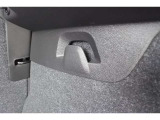 お買い物袋をかけられる、フックが備わります。