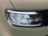 対象物が見やすく白く明るい光で夜間走行をサポートするフルLEDヘッドランプ(サイドビューランプ、クリアランスランプ、マニュアルレベリング機能付き)を装備