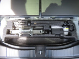 【車載工具】パンクなどのもしもの時に役立つ車載工具があります。ジャッキなどが装備されています。