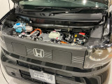 コンパクトなエンジンルームで、室内空間を確保しています。ホンダのMM思想(マンマキシマム・メカミニマム)は今でも受け継がれています。