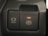 指先だけで簡単に操作が可能な電動パーキングブレーキを採用。「HOLD」スイッチを押すと、渋滞や信号待ちなどでブレーキペダルから足を離しても、ブレーキを保持するので安心です