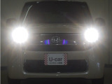 HIDヘッドライト(オートライト機能付)が搭載されており、遠くまで明るく照らし、夜間の道路等での安心感が向上しております。