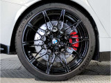 BMWの純正アロイホイールは軽量かつ強度にも優れているホイールで走行性能を引き上げる設計になっております。足元にもBMWは妥協がなくこだわっている個所になります。