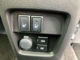 前席シートヒーター装備で寒い時の運転も快適☆USBソケット&電源が取れるソケットも装備していますよ☆