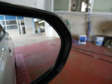 隣車線を走る車両をレーダーで検知し、ドアミラーでは確認しにくい後側方エリアに存在する車両に加え、急接近してくる車両も検知します。車両を検知するとドアミラーに搭載されたLEDインジケーターが点灯します。