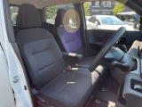 運転席はひじ掛けが付いてリラックスして運転ができます