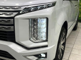 【LEDヘッドライト】悪天候や夜間走行時も良好な視界を確保し安心して運転できる高輝度LEDヘッドライトを装備!点灯速度が早く、消費電力も抑えられています。