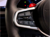 運転中にもオーディオの音量やFMの切り替えなどステアリングでの操作で切り替え可能なため、ステアリングから手を放す必要がない為、運転中でも操作が簡単でございます。
