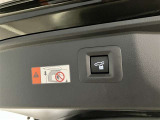 パワーバックドアは荷物の出し入れがしやすい優れものです!スイッチひとつで重いバックドアが締まります!日用品の大量買い出しにも大活躍します!