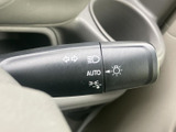 操作しやすい位置に配置されたウインカーレバー。直感的に操作でき、安全な車線変更をサポートします。夜間でも分かりやすい表示も特徴です。