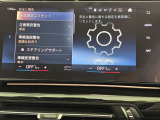 衝突被害軽減ブレーキと車線逸脱警告がついています。