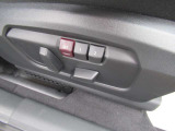 運転席メモリー付きフロント電動シート装備。