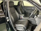 フロントは運転席と助手席が別々の広々としたセパレートシート、運転席は高さを調整できるハイトアジャスター付きでちょうどいいドライビングポジションに調整できます