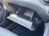 助手席前のグローブボックスの画像です。