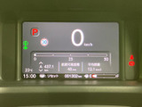 スタイリッシュなデザインながら、必要な情報をひと目で確認できます。シンプルで見やすい表示で、運転中の視認性を高めています。