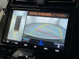 パノラミックビューモニターシステムが付いているので車の上から見た映像が確認できますよ。 一目で車両周辺の情報を確認できますが、直接安全をご確認下さい。