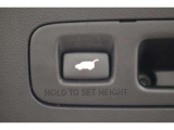 パワーテールゲート装備!荷物を持っていてもスイッチ一つでテールゲートの開閉が可能です!パワーテールゲートは運転席からも操作することが可能です!