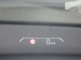 ヘッドアップディスプレイ装備です。運転時の視界に様々な情報が投影されます。