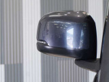 【ドアミラーウインカー】ウインカーと連動してミラー外側部分が点灯します。対向車や歩行者、並走するバイクや自転車からの視認性が上がります。