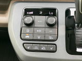 温度や風量を細かく調整でき、快適な車内環境を維持。運転席からの操作が容易で、安全運転をサポートします。季節を問わず快適です。