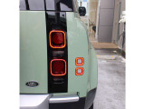 DEFENDERの特徴的なテールランプは、丸みを帯びた長方形の中に、LEDのリング状またはスクエア状のライトが配置されており、非常に立体的(彫刻的)な形状をしています。