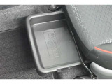 助手席シートアンダートレイ付き。シューズなどをしまっておけます。