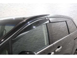 オプションのドアバイザーが装備!!タバコ・ペットなどの臭いが室内にこもるのが嫌な方、換気機能はもちろんのこと降雨時にも少しだけ窓を開けておくことが可能です!
