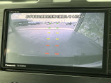 後退時の安全をサポート。映像をクリアに映し出し、周囲の状況を把握しやすく、安全な後退を支援します。