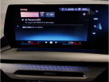 【ⅰドライブナビゲーション】文字情報も鮮明に表示する高解像度カラーディスプレイを採用。視認性に優れた地図デザインと特徴的な建造物を目印にした描写表示で現在位置を把握できます。地図データの更新も可能です
