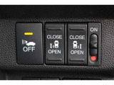 リアは両側パワースライドドアで、開閉には運転席のスイッチ、またはスライドドアのドアハンドルを少し引くだけで自動開閉します。