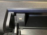 スマートフォンやお手持ちの機器のバッテリー残量が少なくなっても、運転中に充電ができるので安心ですね!
