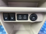 【フロント両席シートヒーター】冬場に重宝します♪車のエアコンではエンジンが暖まるまで暖かい風は出ませんが、電気でシートの中の熱線を暖めるので、エアコンより早く暖まります!